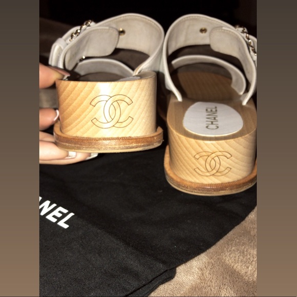 🌺Sold✨Chanel  Gold Woven Sandal Mules - Picture 4 of 8